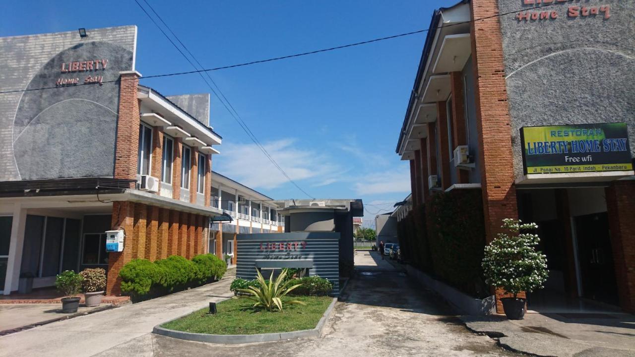 Liberty Homestay Parit  Exterior photo
